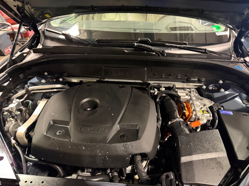 2025 Volvo XC60 Plug-In Hybrid Ultra, T8 AWD Electric/Gasoline, Dark