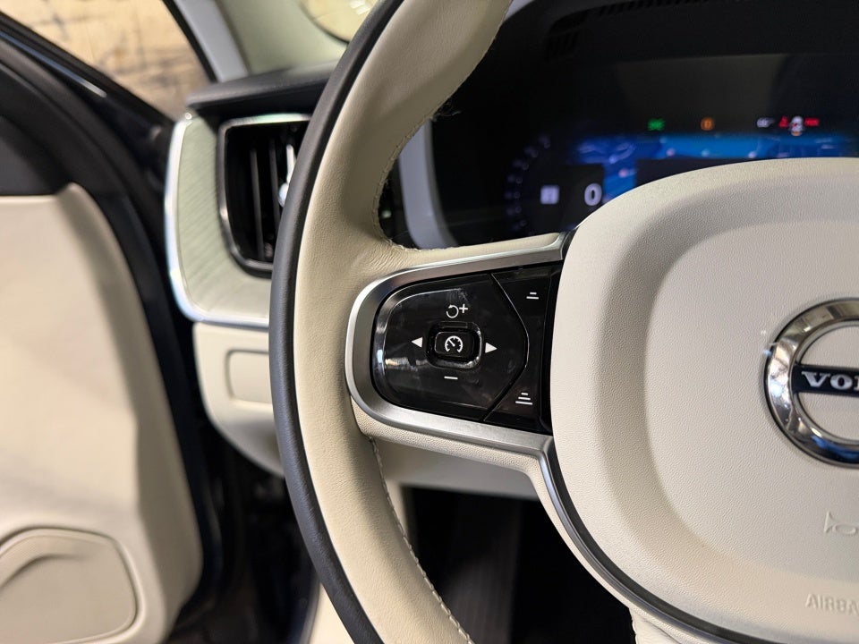 2025 Volvo XC60 Plug-In Hybrid Ultra, T8 AWD Electric/Gasoline, Dark