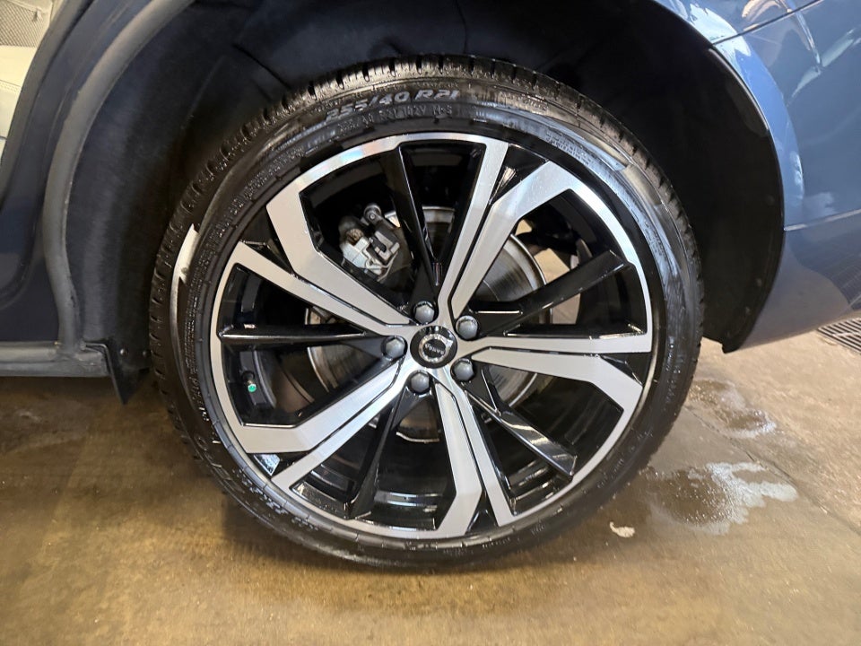 2025 Volvo XC60 Plug-In Hybrid Ultra, T8 AWD Electric/Gasoline, Dark