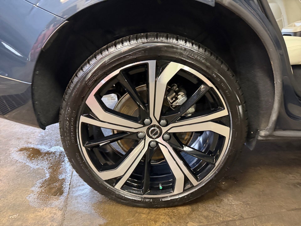 2025 Volvo XC60 Plug-In Hybrid Ultra, T8 AWD Electric/Gasoline, Dark