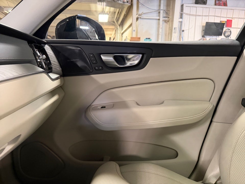 2025 Volvo XC60 Plug-In Hybrid Ultra, T8 AWD Electric/Gasoline, Dark