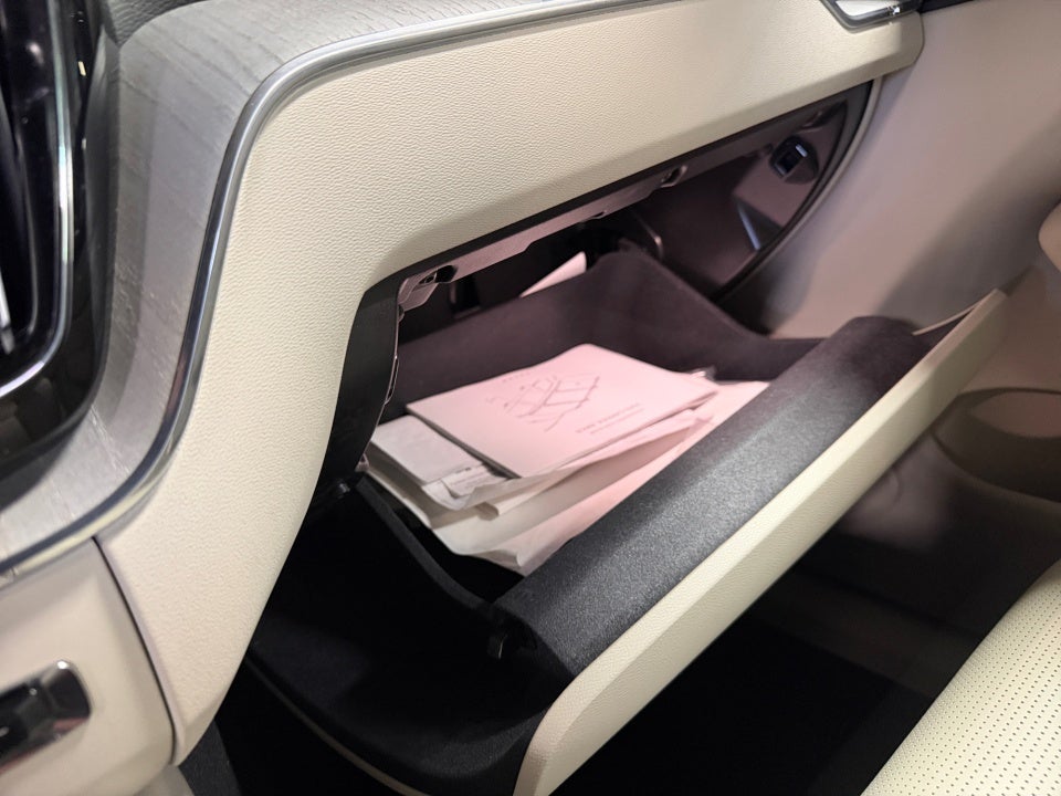 2025 Volvo XC60 Plug-In Hybrid Ultra, T8 AWD Electric/Gasoline, Dark