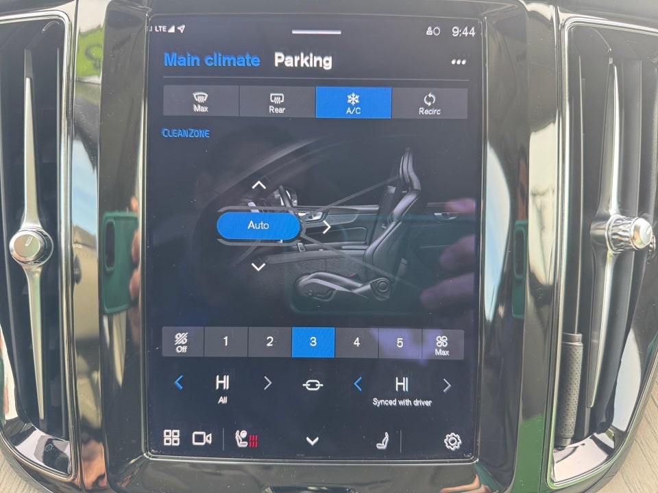 2023 Volvo XC60 B5 Plus Bright Theme