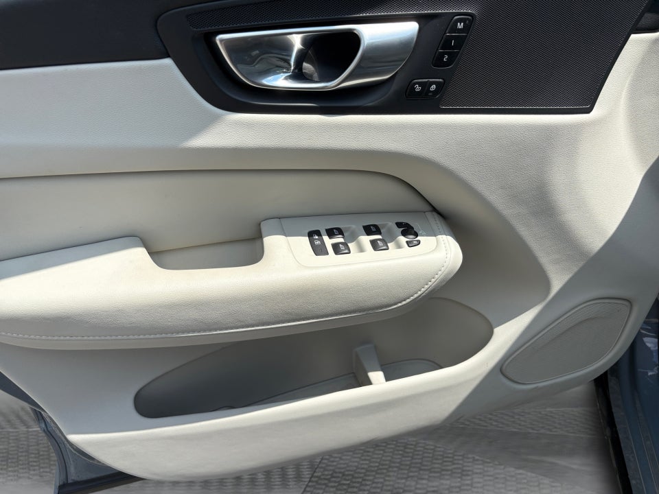 2023 Volvo XC60 Plus Bright Theme