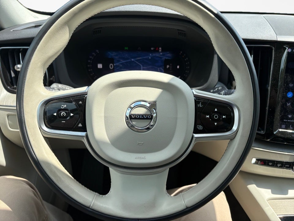 2023 Volvo XC60 Plus Bright Theme