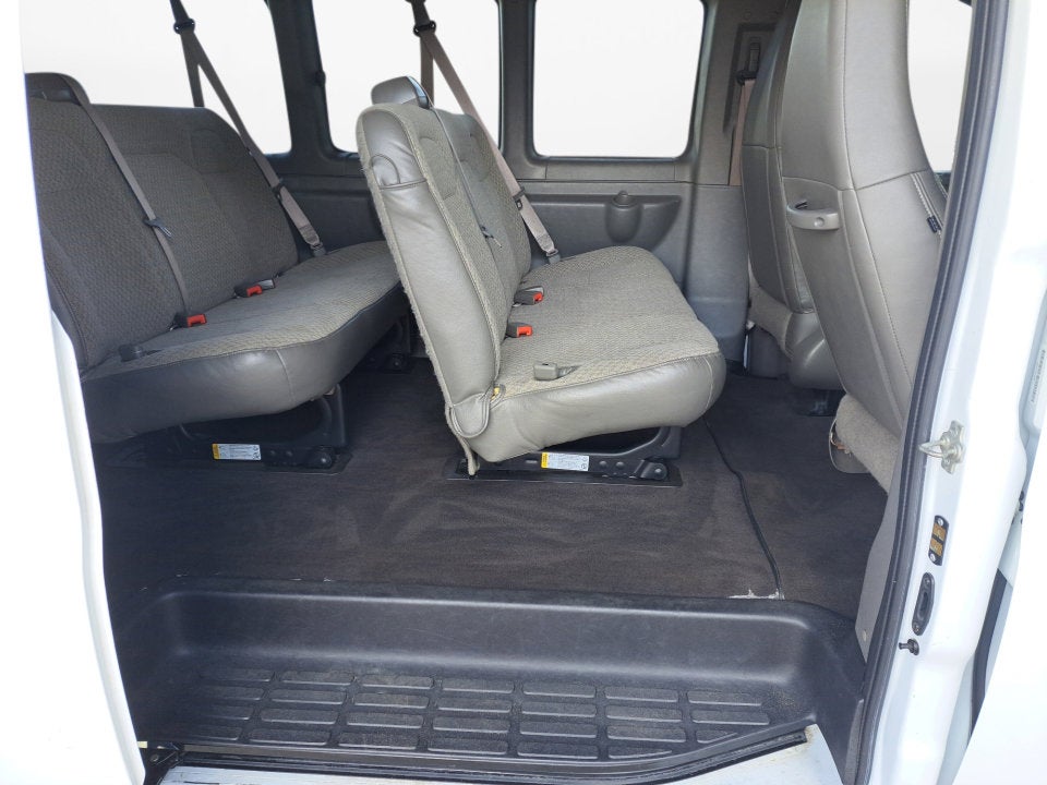 2024 Chevrolet Express Passenger 3500 1LT