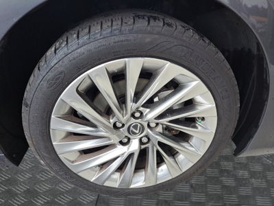 2023 Lexus ES 300h Ultra Luxury