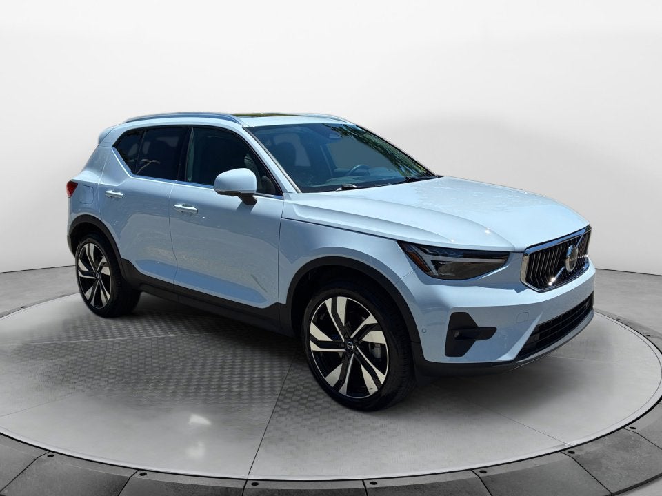 2025 Volvo XC40 Ultra Bright Theme