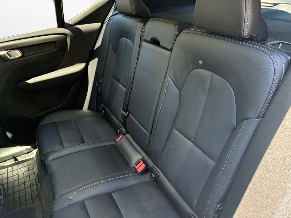 2025 Volvo XC40 Ultra Bright Theme