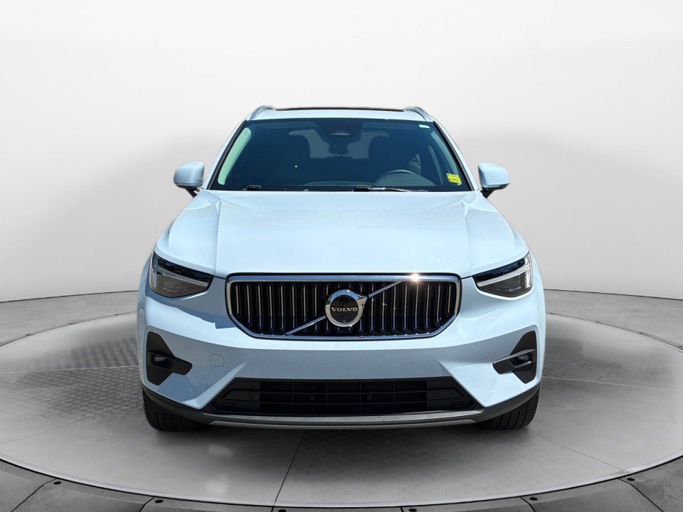 2025 Volvo XC40 Ultra Bright Theme