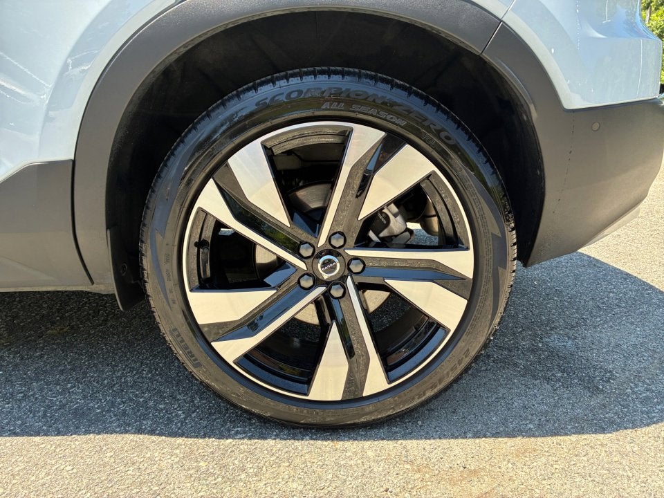 2025 Volvo XC40 Ultra Bright Theme