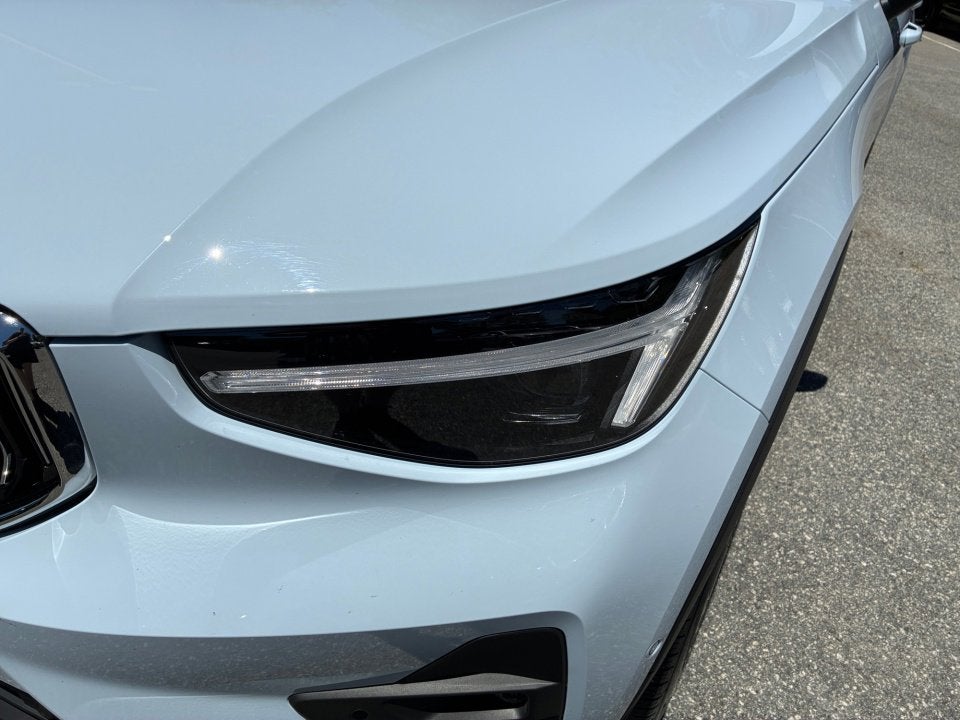2025 Volvo XC40 Ultra Bright Theme
