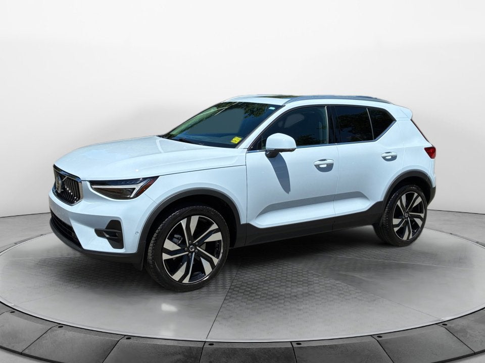 2025 Volvo XC40 Ultra Bright Theme