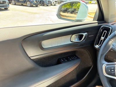 2025 Volvo XC40 Ultra Bright Theme