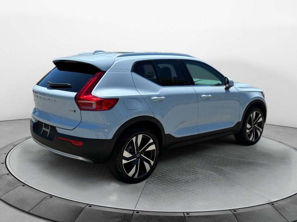 2025 Volvo XC40 Ultra Bright Theme